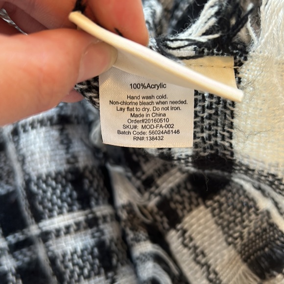 MODCLOTH PLAID OVERSIZE SCARF - Picture 2 of 2